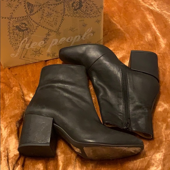 nicola heel boot
